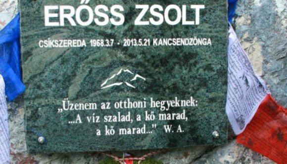 Kit zavart annyira Erőss Zsolt emléktáblája, hogy flexszel indult az Oltár-kőre?