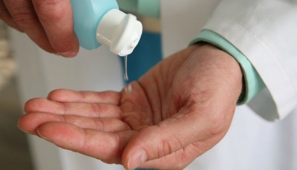 Nőgyógyásznak kiadva magát erőszakolt egy bukaresti férfi