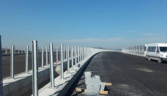 Lezuhant egy férfi az erdélyi autópálya tizenkét méter magas hídjáról