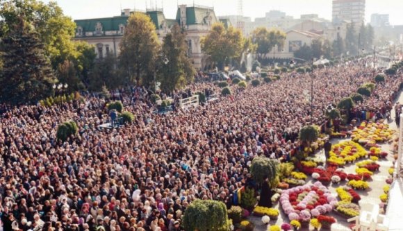 Töltött káposztával és borral vendégelik meg Iaşi-ban a több tízezer zarándokot