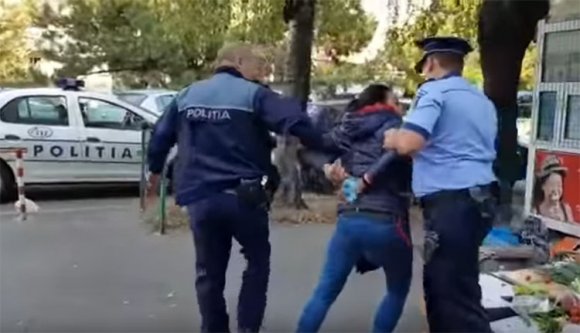 Megbilincselve hurcoltak el egy zöldségárust a rendőrök, fegyelmi eljárás indult ellene