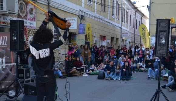 Kolozsvár utcáin osztogatta a mázsás riffeket Jimi Hendrix reinkarnációja (VIDEÓval)
