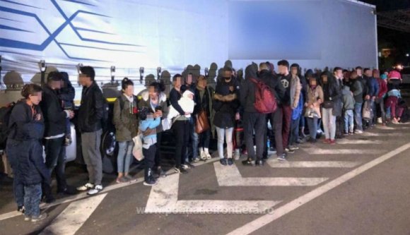 Hiába kapott volna menedékjogot Romániában, Nyugat-Európába próbált szökni 47 migráns