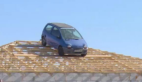 Nem hiszi, hogy elég masszív a tető? Sebaj, ráhajtok az autóval!