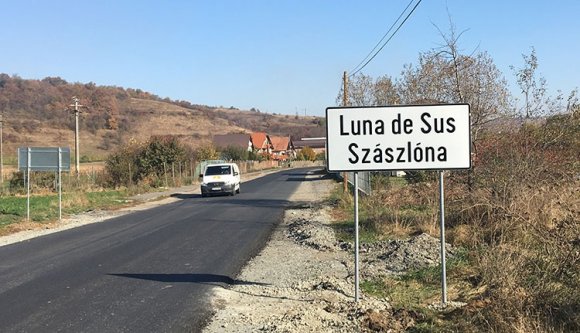 Szászlónára keresztelték Magyarlónát a kétnyelvű helységnévtáblán