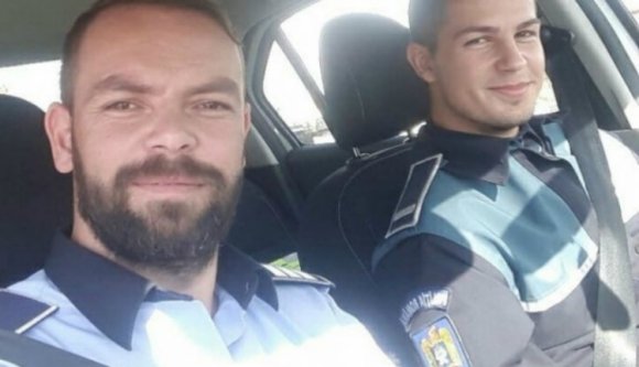 Szelfivel üzentek a gyorshajtóknak a jóképű rendőrök