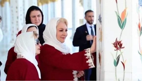 Hogyan lesz a román miniszterelnök asszonyból derék muszlim hölgy? (VIDEÓval)