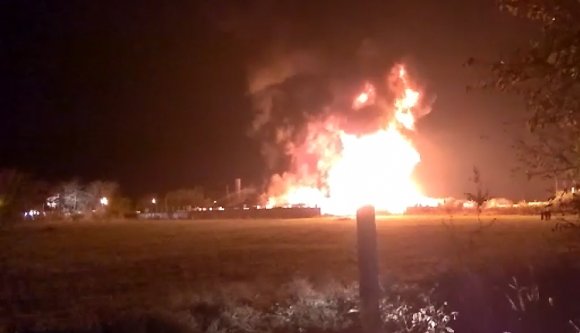 Több mint 200 tűzoltó oltotta a kigyulladt festékraktárat