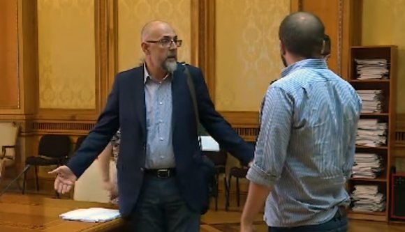 Rajtakapták Kelemen Hunort, hogy lekésett ülés jelenléti ívét írja alá