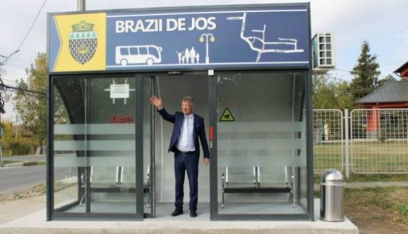 Román valóság: sci-fi-be illő buszmegállókat építettek az ország egyik leggazdagabb községében