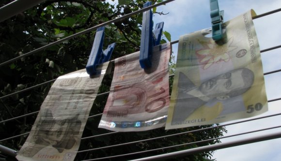 A civil szervezeteken veri le a pénzmosást a PSD