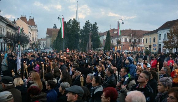 Idegesítik a magyar nemzeti színek a hargitai prefektust, ismét büntetőcédulát írt