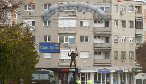 Elfújta a szél zászlóstul az ünnepi ejtőernyőst