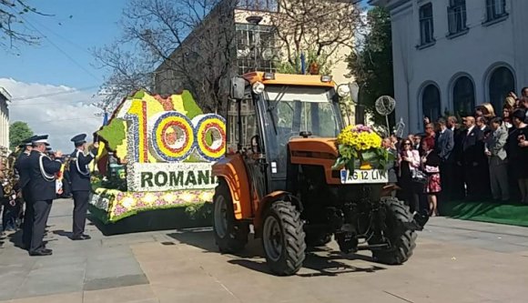 Az ünnepélyeskedés mint államvallás és a trikolór alatti mocsok