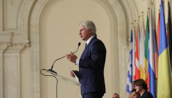 Az ingyenélőkre panaszkodik, de volt sógornője zsíros állást kap a minisztériumánál