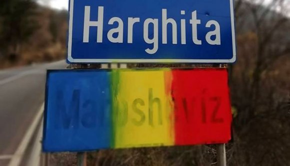 Trikolórral mázolták le a Maroshévíz táblát