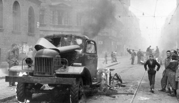 „A tankok acél záporában” – 62 éve szólaltak meg a szovjet fegyverek Magyarországon (VIDEÓ)