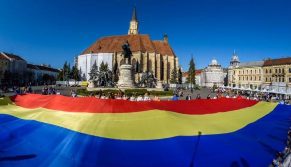Gigantomán román zászlót feszítettek ki Mátyás királyunk lovának patái előtt Kolozsvár főterén