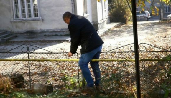 Románia vicces ország: csak a kerítést átmászva közelíthető meg egy közhivatal