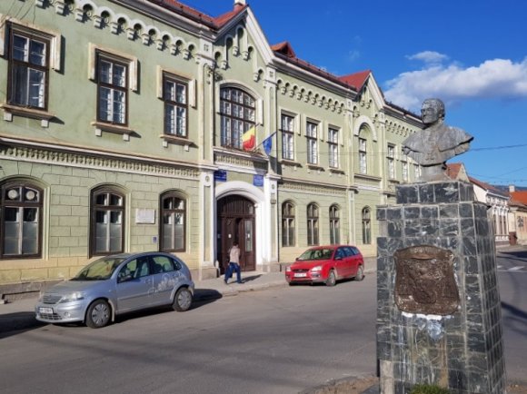 Hiába ellenzik a helybeliek, elveszítheti önállóságát egy 140 éves múltú magyar iskola