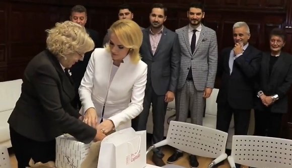 Hány politikussegéd kell egy protokollajándék kicsomagolásához? (VIDEÓval)