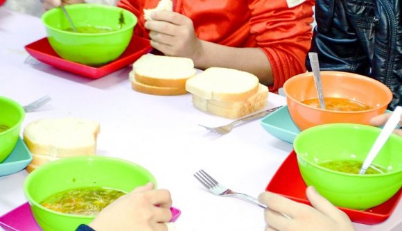 Hiába henceg vele a kormány, csak 50 suli ad ingyen ebédet a diáknak