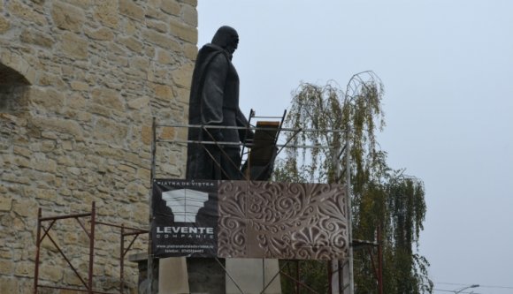 Daliás leventét faragnak Kolozsváron Vitéz Mihály alvezéréből?
