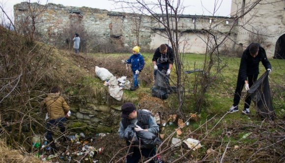 Megmentenék a közvécének használt kastélyt… a szeméttől