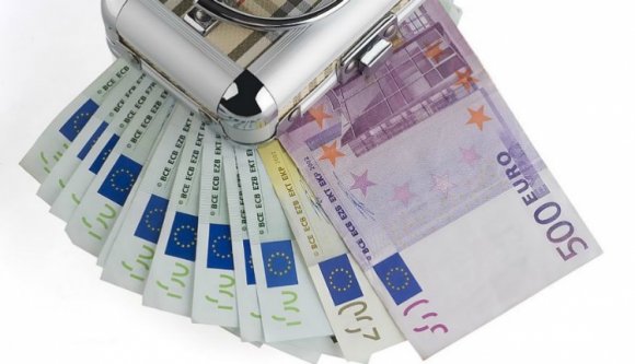 Ön mit tenne, ha 95 ezer eurót találna egy interneten vásárolt, használt szekrényben?