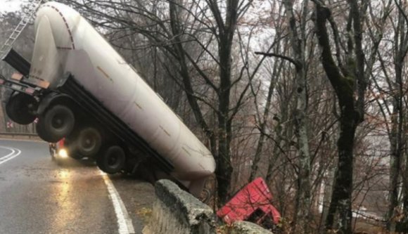 Ilyet még nem láttunk: fejre állt a tartálykocsi