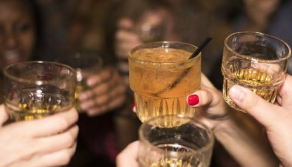 Már negyedikben kipróbálják a szeszelést a romániai kiskorúak