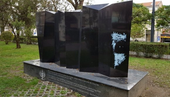 Meggyalázták a holokauszt kolozsvári emlékművét