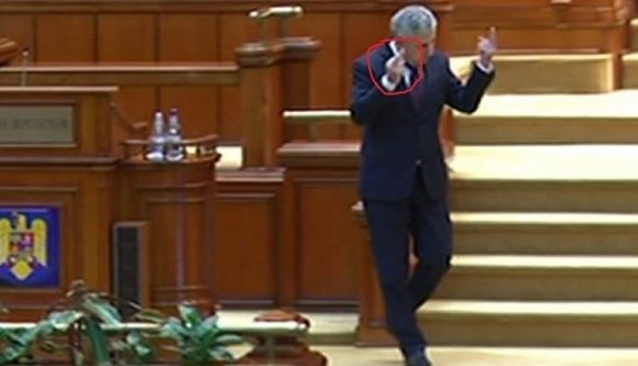 A rendőrség fogja kivizsgálni, melyik ujját mutatta fel Iordache a parlamentben