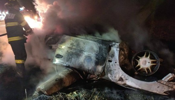 Két fiatal égett halálra Arad megyében, miután autójukkal egy póznának ütköztek