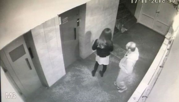 Egy panelház lépcsőházában vert meg brutálisan és rabolt ki egy lányt a visszaeső bűnöző