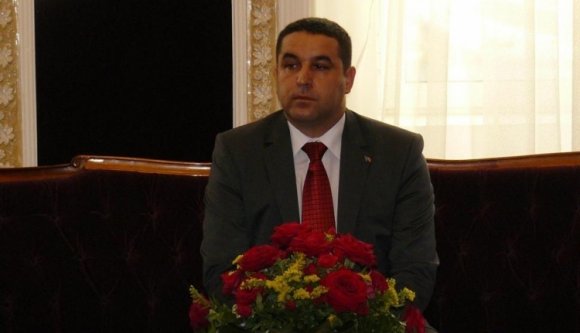 Nem díjazta a prefektus, hogy gyászszalagot kötöttek a román zászlóra Nagybaconban