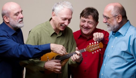 Szórványbeli gyerekeknek is játszik erdélyi turnéján a Kaláka együttes