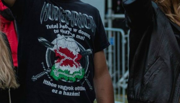 Hajtóvadászat indult az EMI-tábor Nagy-Magyarország-pólót viselő résztvevői ellen