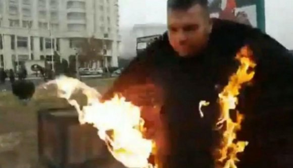 Így égett egy ortodox pap a bukaresti óriáskatedrális felszentelése alkalmából (VIDEÓval)