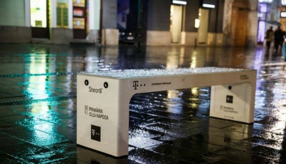 Ülésre nem igazán alkalmas, de telefont tölt Kolozsvár intelligens padja