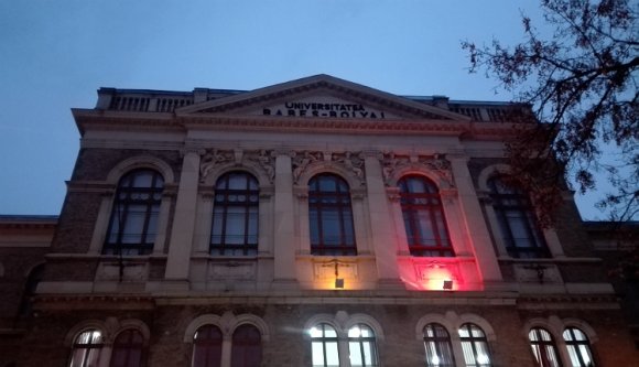 Máris csonka a centenáriumi fénytrikolór a Babeș–Bolyai főépületének homlokzatán
