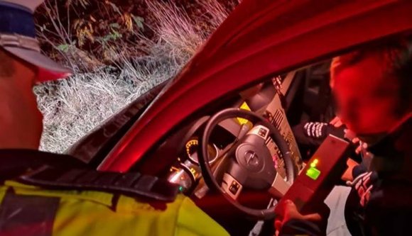 Hazug és/vagy házasságtörő férjjel reklámozza a rendőrség a könnyített bírságbefizetést