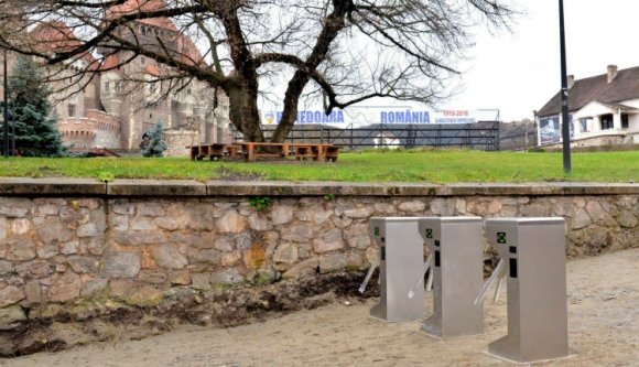 Protestálnak az új beléptető rendszer ellen a vajdahunyadi várban szotyizgató helyiek