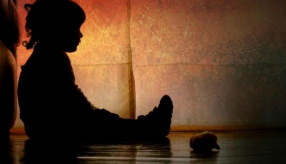 Éhen halt egy kisgyerek, akit külföldön dolgozó édesanyja hagyott itthon