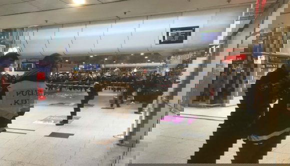 Román hajléktalan késelt Hannover központi pályaudvarán