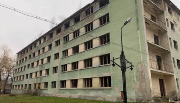 Nem vicc: akar borzasztó olcsón ötszintes tömbházat vásárolni? Most megteheti!