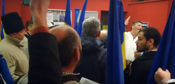 Népviseletbe öltözött román hazafiak zavarták meg a színházi bemutatót Sepsiszentgyörgyön