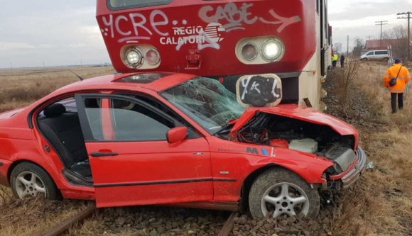 Felhajtott a sínekre, de jött a vonat