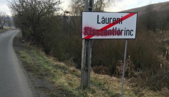 A bunkóság netovábbja: ismét zavart valakit a magyar felirat egy helységnévtáblán