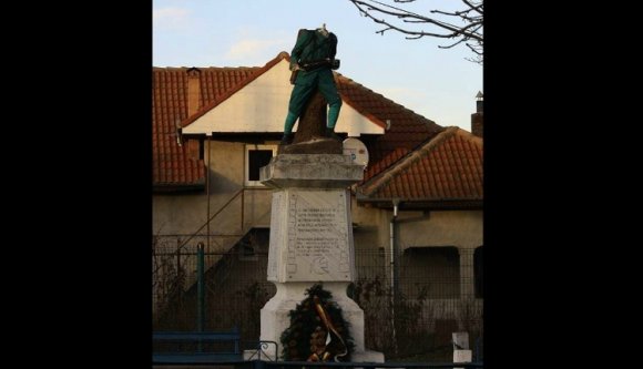 Centenáriumi komikhorror: fej nélküli szobornál koszorúztak!